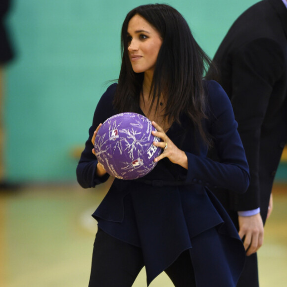 Meghan Markle havia apostado em uma blusa peplum Oscar de La Renta