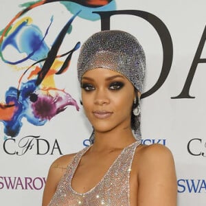 Rihanna se vestiu como uma diva dos anos 20 para o CFDA Awardas de 2014