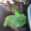 O vestido verde-limão de Marina Ruy Barbosa tem tudo que a tendência pede: neon, renda e transparência