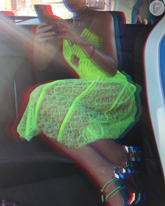 O vestido verde-limão de Marina Ruy Barbosa tem tudo que a tendência pede: neon, renda e transparência