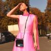 Neon: Marina Ruy Barbosa usa vestido rosa fluorescente em Paris