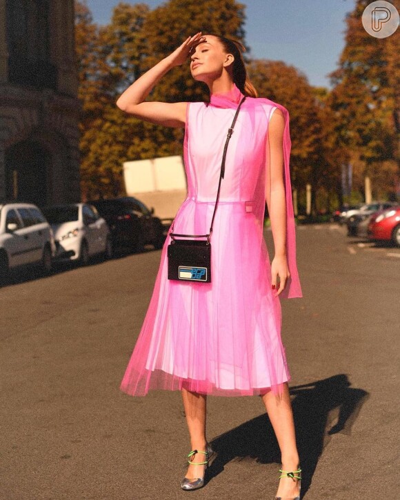 Neon: Marina Ruy Barbosa usa vestido rosa fluorescente em Paris