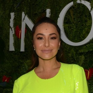 Sabrina Sato apostou no vestido neon verde-limão para a Beauty Fair, em São Paulo, no início de setembro