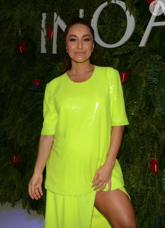 Sabrina Sato apostou no vestido neon verde-limão para a Beauty Fair, em São Paulo, no início de setembro