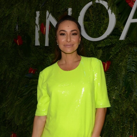 Sabrina Sato apostou no vestido neon verde-limão para a Beauty Fair, em São Paulo, no início de setembro