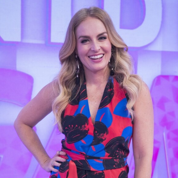 Angélica foi até a comunidade do Complexo do Alemão distribuir os doces