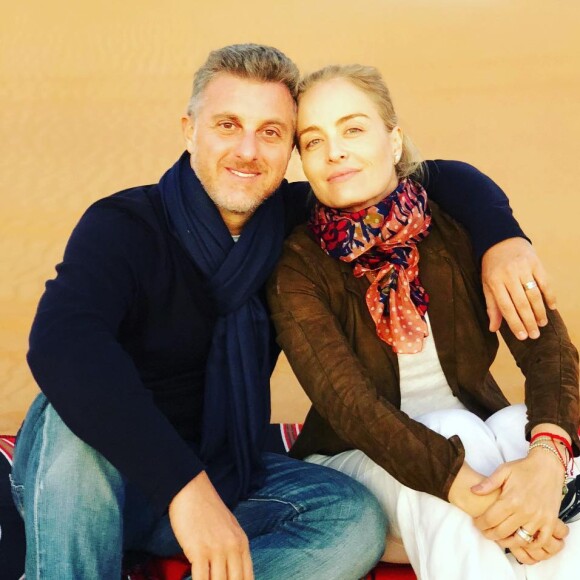 Angélica e Luciano Huck deixaram um recado em cada saquinho de doces distribuído