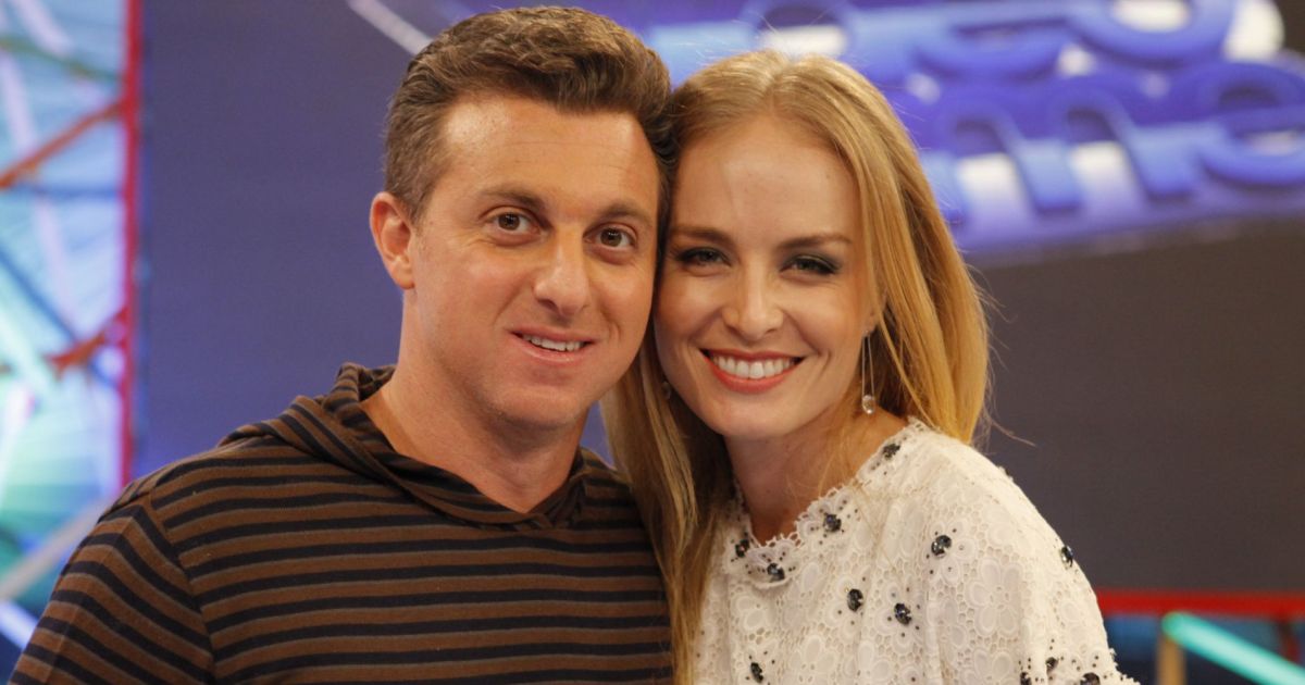 Angélica e Luciano Huck escolheram o Complexo do Alemão como destino dos doces Purepeople Angélica e Luciano Huck escolheram o Complexo do Alemão como destino dos doces Purepeople