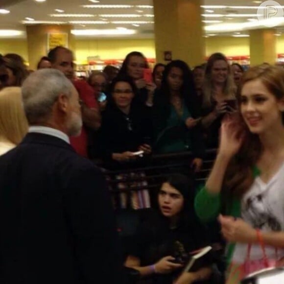 Uma verdadeira multidão de fãs aguardava Sophia Abrahão na livraria