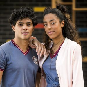 Jade (Yara Charry) e Érico (Gabriel Fuentes) se beijam, no capítulo de sexta-feira, 12 de outubro de 2018 da novela 'Malhação: Vidas Brasileiras'