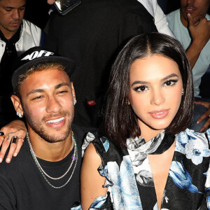 Marquezine e Neymar prestigiaram o desfile da marca Off White na semana de moda de Paris