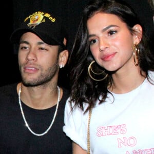 Marquezine e Neymar foram chamados de 'mamãe e papai' por Whindersson Nunes nos comentários, divertindo seguidores do casal