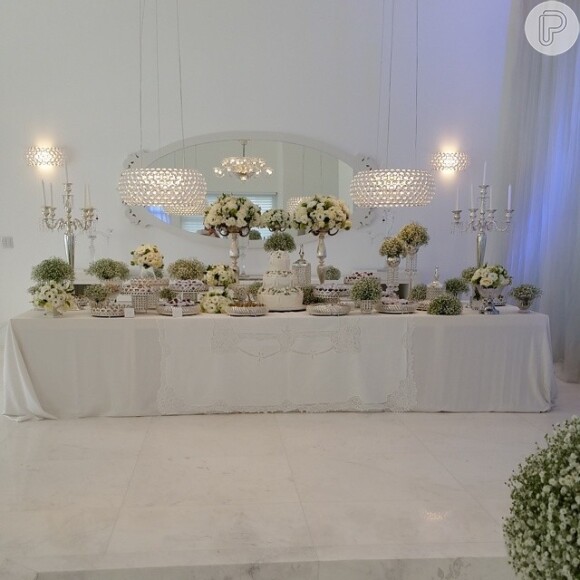 Ana Hickmann apostou no branco e em muitas flores e castiçais de prata para decorar o ambiente