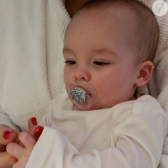Alexandre Jr. de 5 meses, é filho de Ana Hickmann e Alexandre Corrêa. No batizado, o menino usou uma roupa toda branca e uma chupeta cravejada de cristais brancos e azuis