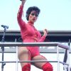 Nanda Costa usa body vermelho cavado na Parada LGBT