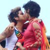 Nanda Costa e Lan Lanh trocam beijos na Parada LGBT no Rio, em 30 de setembro de 2018