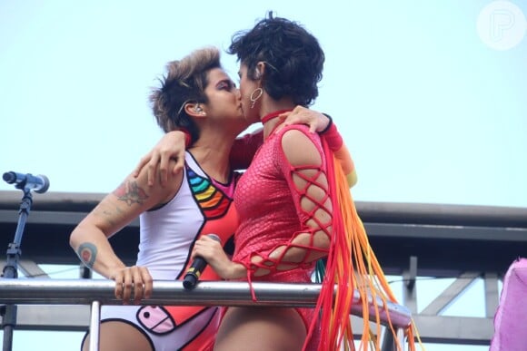 Nanda Costa e Lan Lanh trocam beijos na Parada LGBT no Rio, em 30 de setembro de 2018