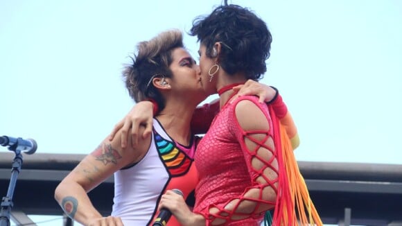 Nanda Costa beija Lan Lanh em trio elétrico na Parada LGBT de Copacabana, no Rio