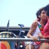 Nanda Costa e Lan Lanh trocam beijos na Parada LGBT