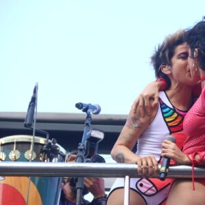 Nanda Costa e Lan Lanh trocam beijos na Parada LGBT