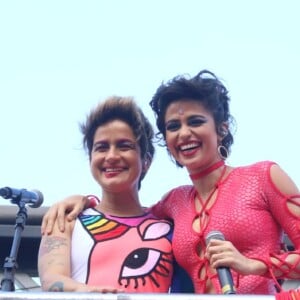 Nanda Costa e Lan Lanh apresentaram a Parada LGBT em Copacabana