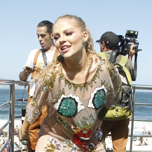 Luísa Sonza se apresenta na Parada LGBT no Rio de Janeiro