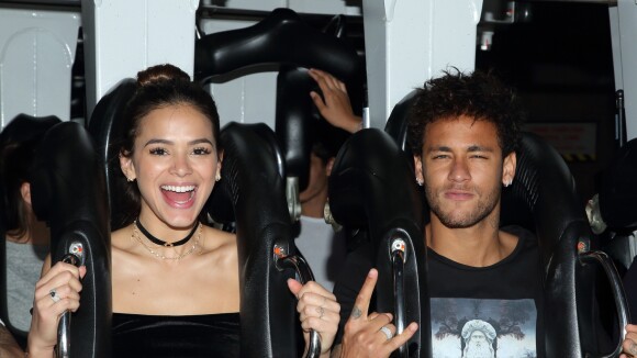 Bruna Marquezine se diverte com Neymar e Manu Gavassi na Disney Paris