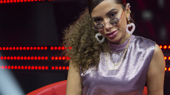Anitta é alvo de pegadinha e escolhe participante trans na estreia do 'La Voz'