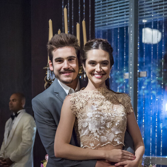 Nicolas Prattes e Juliana Paiva são os protagonistas da novela 'O Tempo Não Para'