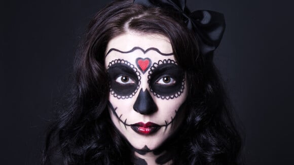 Foto: A maquiagem com teia de aranha para o Halloween pode ser feita com  lápis de olho preto e com pedras de strass nas pontas - Purepeople