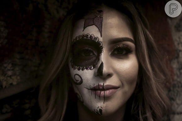 Maquiagem de Dia das Bruxas: os detalhes da caveira mexicana podem ser feitos com lápis de olho preto e batom matte