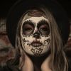 A caveira mexicana é uma das maquiagens mais feitas no Halloween e pode ser criada em casa com base, lápis de olho e batom matte