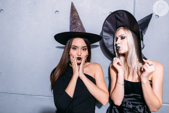 O batom preto da maquiagem de bruxa no Halloween pode ser feito com lápis de olho da mesma cor