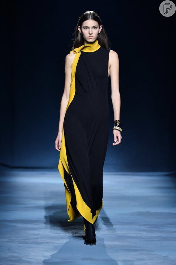 Look preto com um ponto de cor da Givenchy, o longo em tecido levinho é uma ótima solução para o verão