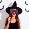 Na fantasia de bruxa no Halloween, o cabelo pode aparecer solto debaixo do chapéu