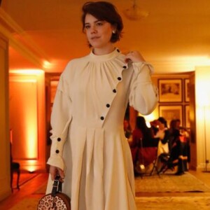 Alice Wegmann usou vestido com botões Louis Vuitton para conferir o desfile da grife na Semana de Moda de Paris