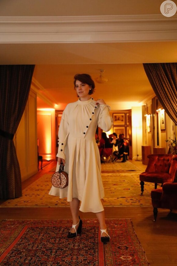 Alice Wegmann usou vestido com botões Louis Vuitton para conferir o desfile da grife na Semana de Moda de Paris