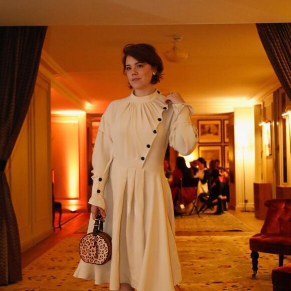 Alice Wegmann usou vestido com botões Louis Vuitton para conferir o desfile da grife na Semana de Moda de Paris