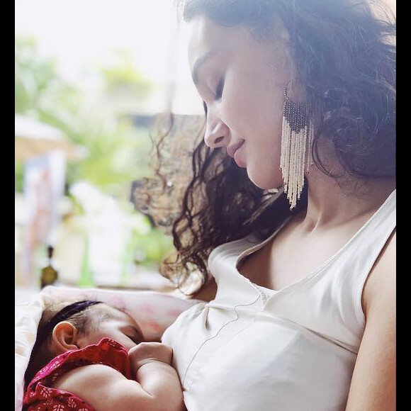 'É uma sensação muito diferente, porque você quer que ela coma, experimente todos os sabores, das frutinhas, legumes... Mas por outro lado te dá um aperto no coração porque seu bebê já tá crescendo, comendo e não está precisando tanto do peito e não precisa tanto de você', explicou Débora Nascimento