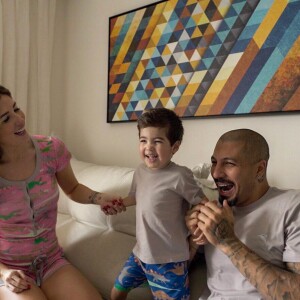 Aline Gostchalg posa com Fernando Medeiros e o filho do casal, Lucca, de 2 anos