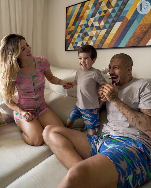Aline Gostchalg posa com Fernando Medeiros e o filho do casal, Lucca, de 2 anos