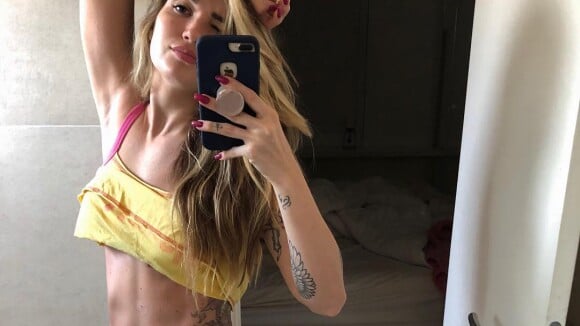 Aline Gotschalg exibe barriga chapada após seguidores questionarem gravidez