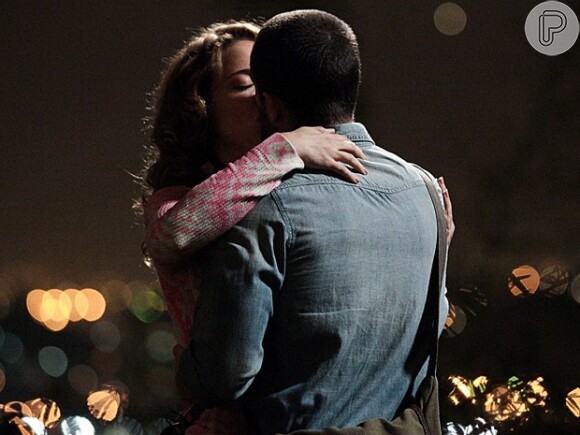 Cristina (Leandra Leal) e Vicente (Rafael Cardoso) se encontram por acaso na rua, começam a conversar e não resistem e se entregam a um beijo apaixonado