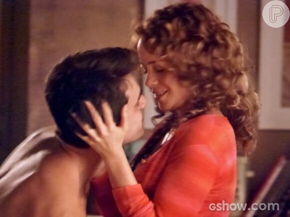 Cristina (Leandra Leal) então pede desculpas por estar tão ausente com Fernando (Erom Cordeiro) e se declara: 'Te amo'