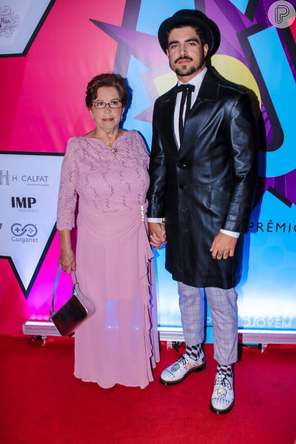 Caio Castro foi acompanhado pela avó, Dona Isaura, no Prêmio Jovem Brasileiro, em São Paulo, nesta quarta-feira, 3 de outubro de 2018