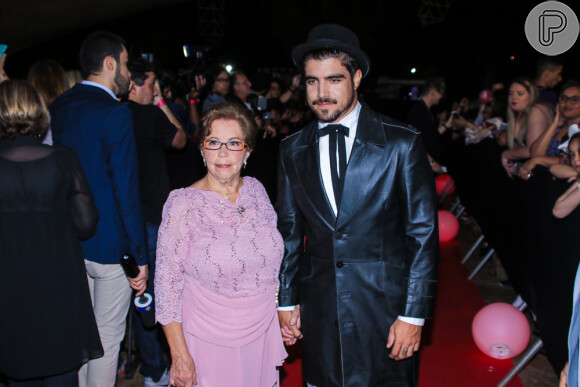 Caio Castro chegou de mãos dadas com avó, Dona Isaura, no Prêmio Jovem Brasileiro, em São Paulo