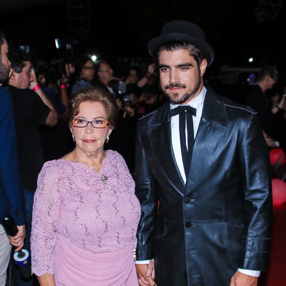 Caio Castro chegou de mãos dadas com avó, Dona Isaura, no Prêmio Jovem Brasileiro, em São Paulo