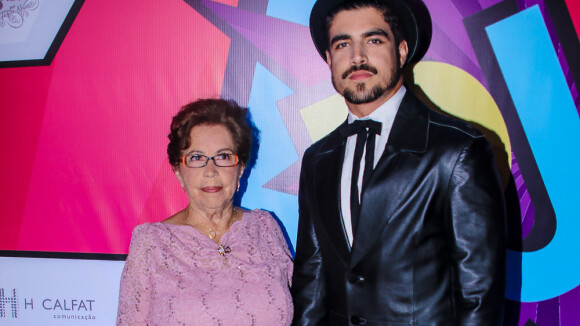 Caio Castro venceu na categoria de Melhor Ator no Prêmio Jovem Brasileiro e dedicou o troféu à avó, Dona Isaura