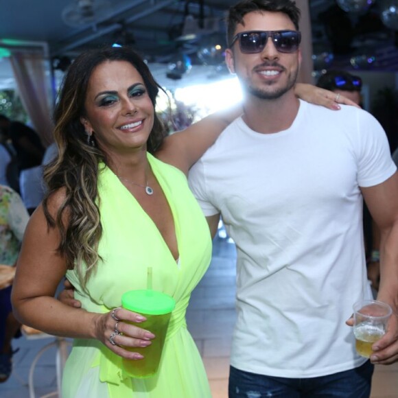 Segundo o jornal 'Extra', Viviane Araujo estaria encontrando Klaus Barros em sua casa, no Recreio