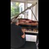 Eliana mostrou a filha, Manuela, encantada com piano em vídeo na web nesta quinta-feira, 4 de outubro de 2018